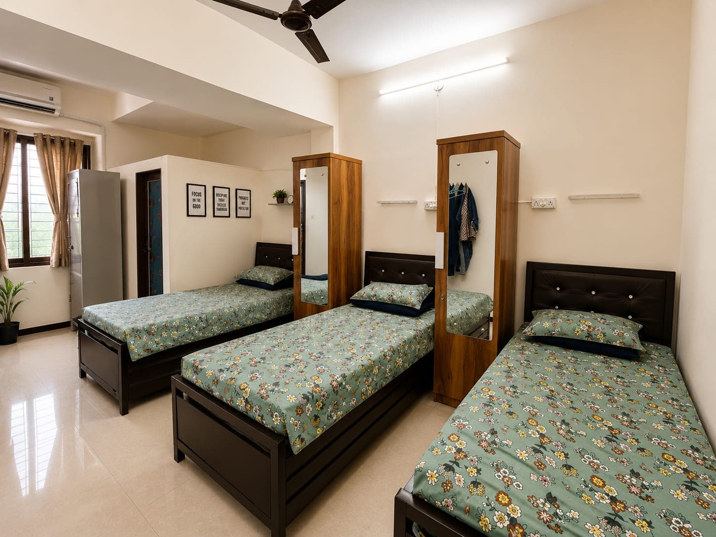 Three-sharing girls' room on the second floor with wardrobes, mirrors and a refrigerator